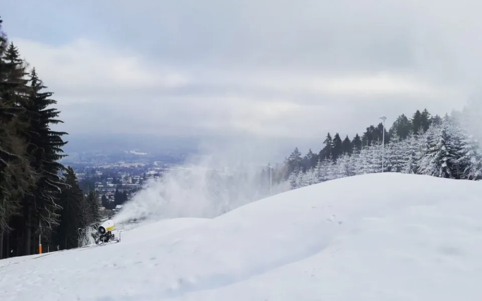 Skiareály začaly s výrobou sněhu. Na Ještědu zasněžovali, i když nová děla ještě nedorazila