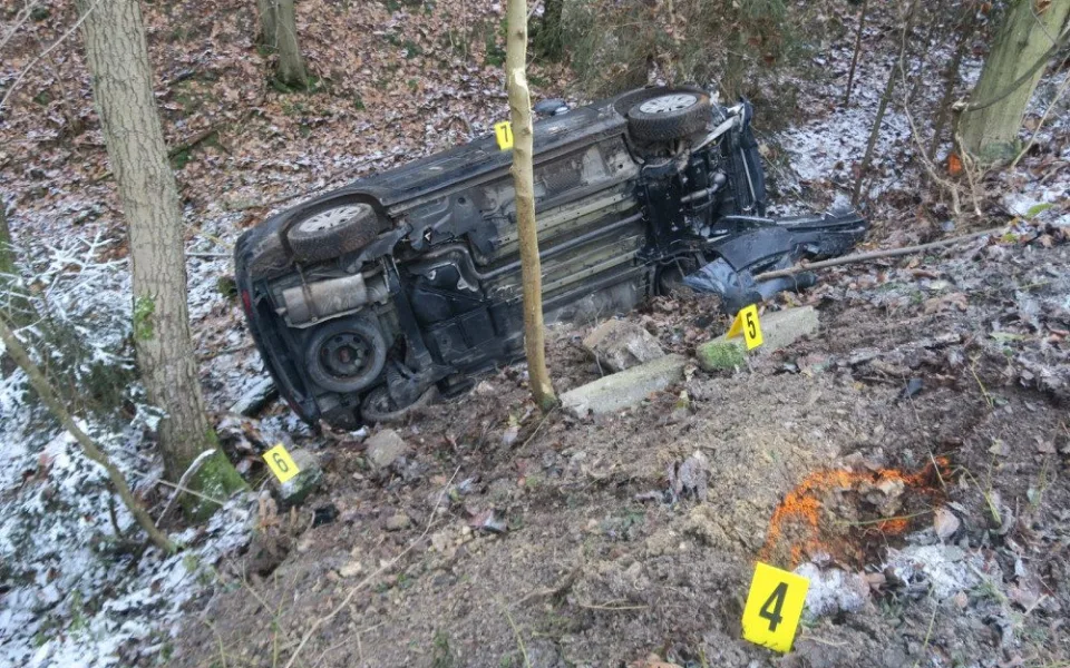 Auto u Železného Brodu skončilo převrácené v příkopu. Řidička jela příliš rychle