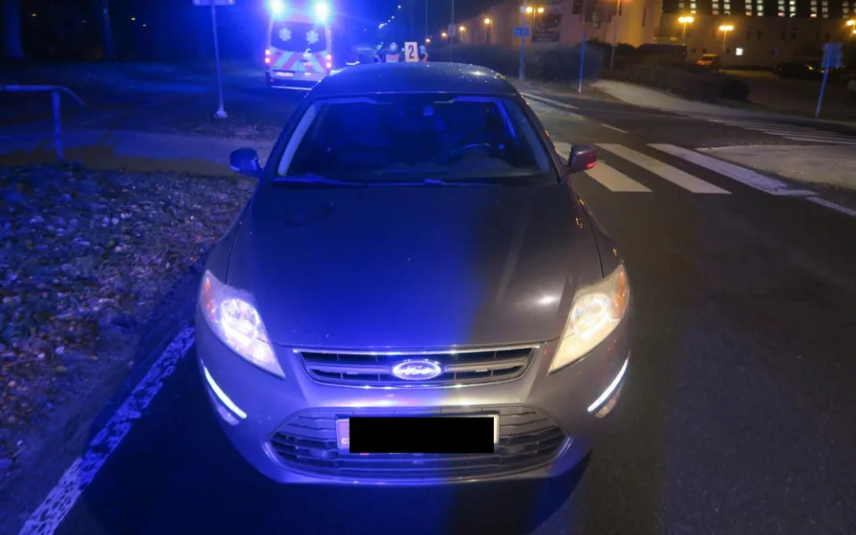 Dopravní nehoda u jablonecké přehrady. Auto srazilo chodce