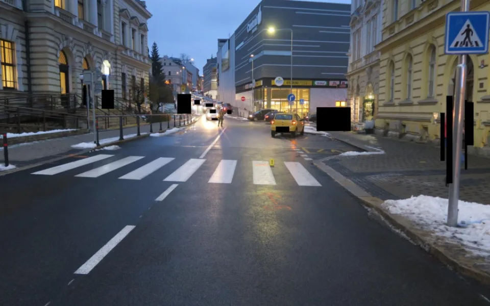 Řidička v Jablonci srazila na přechodu dvě dívky. Se zraněními musely do nemocnice