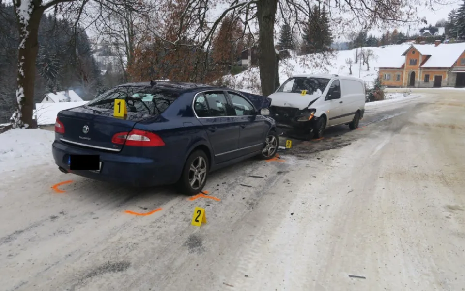Řidiče na Jablonecku překvapila ledovka, narazil do jiného vozu. Ten dostal pokutu za letní pneumatiky