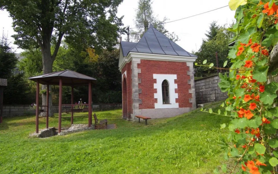 U staré kaple na Semilsku vyvěrá léčivý pramen, který uzdravil poutníky