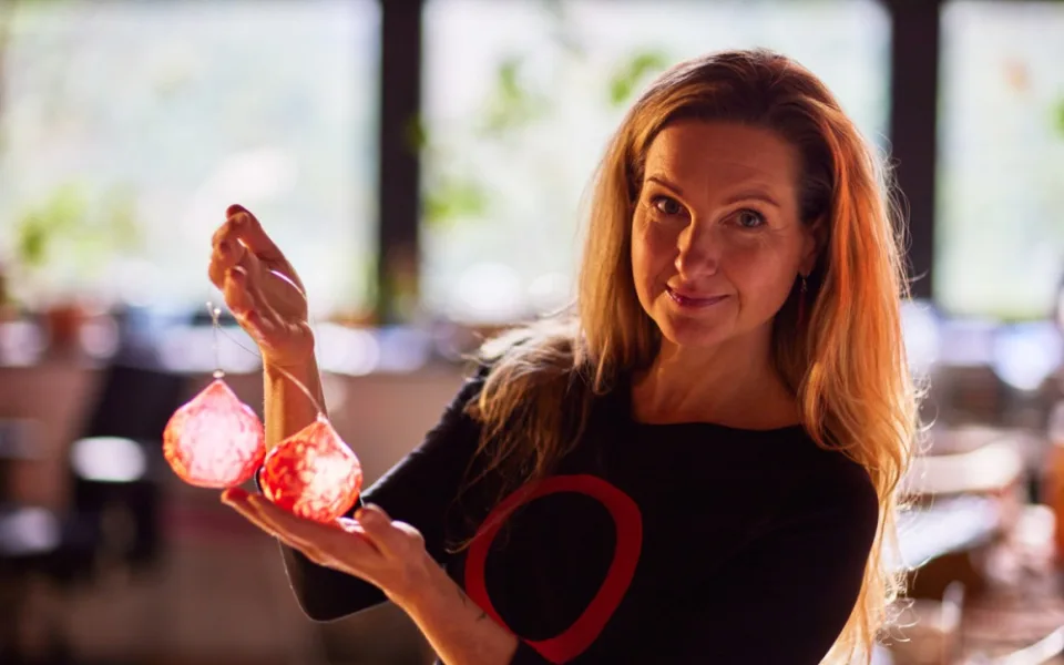 Jitka Hvězdová tvoří z odpadu vánoční ozdoby i šperky. Díky 3D tisku