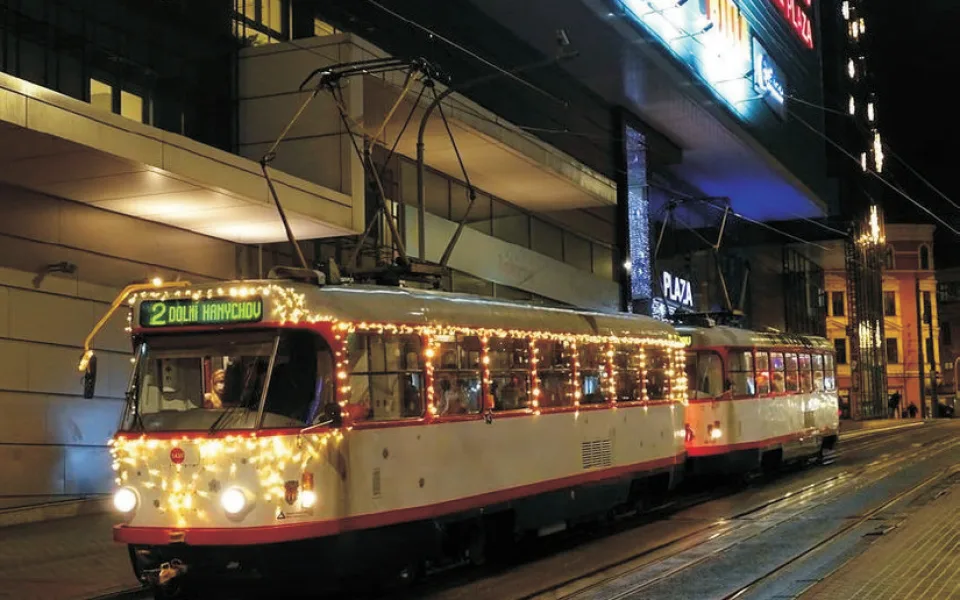 Během první adventní neděle vyjede do ulic Liberce svítící tramvaj. Rozezní se vánočními koledami