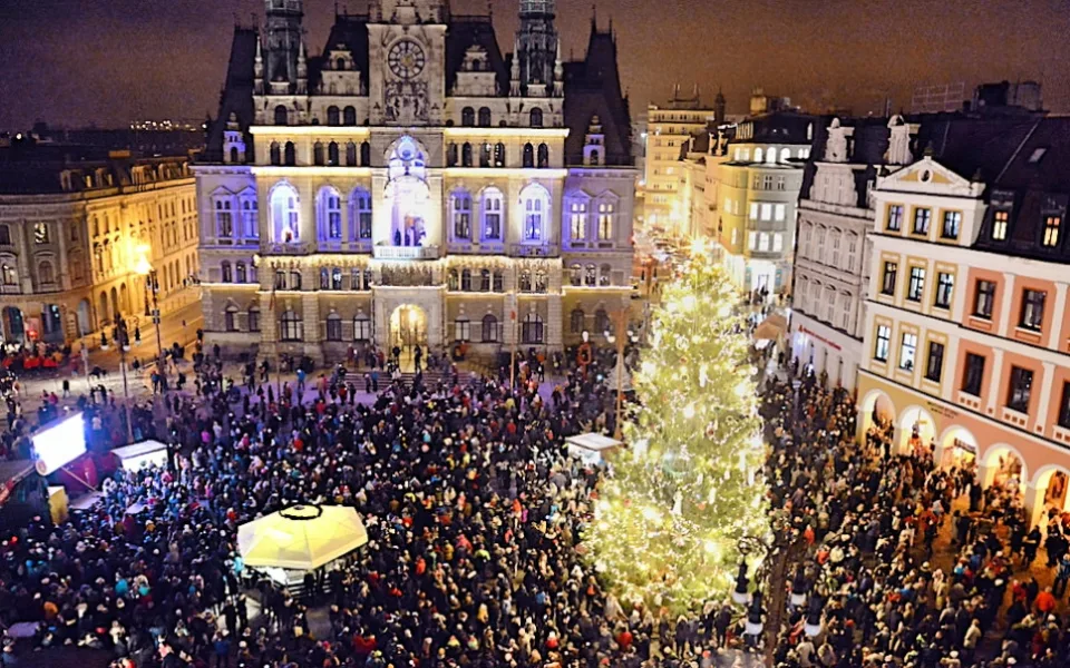 Liberec slavnostně rozsvítil vánoční strom. Na náměstí dorazily stovky lidí