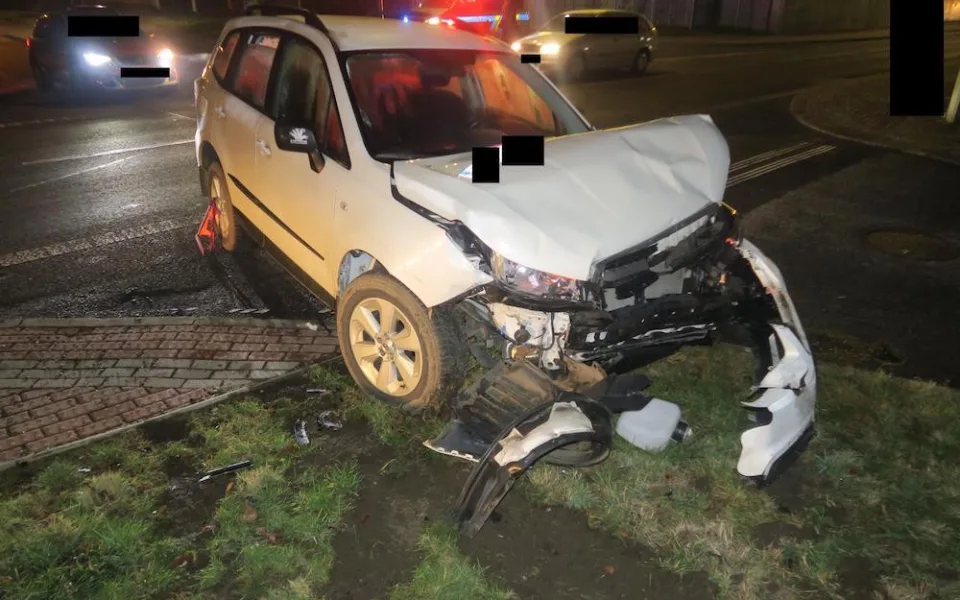 Nedal přednost a došlo ke srážce. Náraz odhodil auto na dům