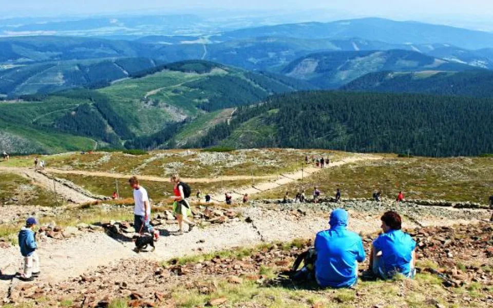 Krkonoše přilákaly na podzim davy turistů a výletníků, bylo hezky a relativně teplo