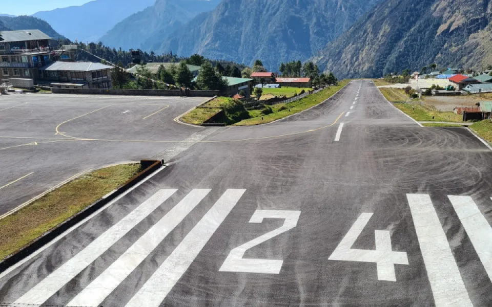 Lukla airport aneb Tenzing-Hillary Airport Lukla