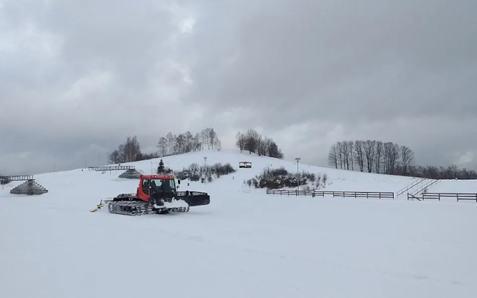 Přírodní sníh umožnil upravit stopu ve Vesci. Nevstupujte do ní, prosí město chodce