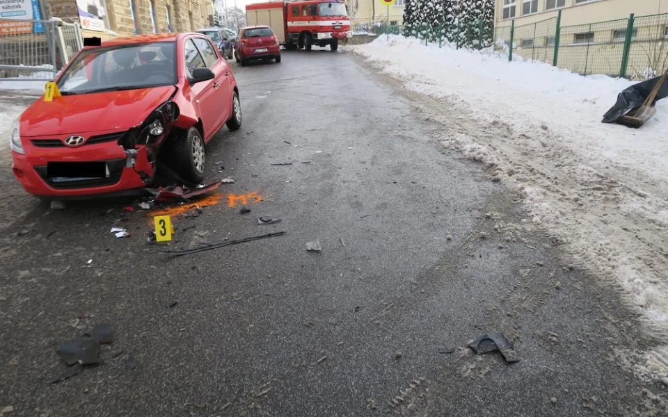 Čelní střet v Jablonci. Řidič jednoho z aut přejel do protisměru