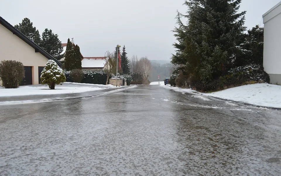 Meteorologové znovu varují před ledovkou. Vytvoří se v noci na středu