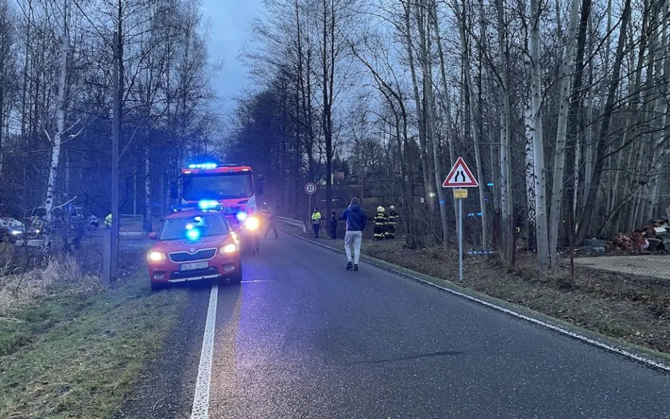 Osobní automobil skončil uprostřed vodní nádrže na Liberecku.