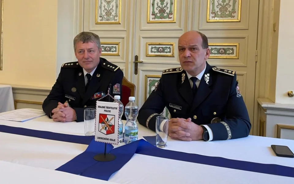 Nového ředitele Policie ČR v Libereckém kraji Libora Špráchala (vlevo) uvedl do funkce policejní prezident Martin Vondrášek.