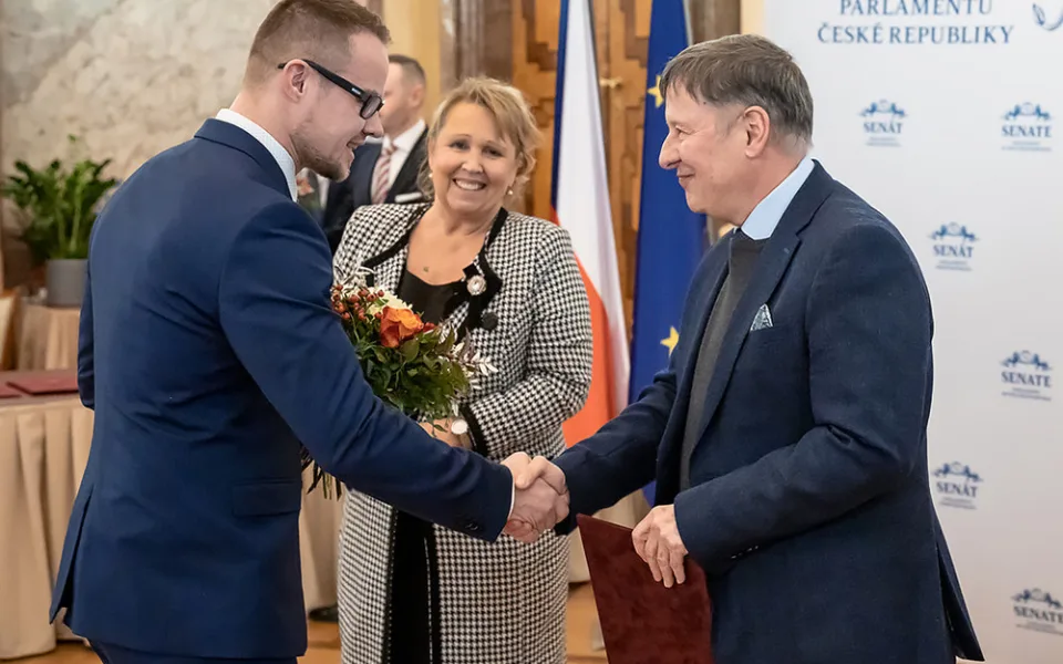 Mladý vědec Jakub Erben (vlevo) za svůj výzkum na Technické univerzitě v Liberci obdržel cenu od ministra školství Vladimíra Balaše. 