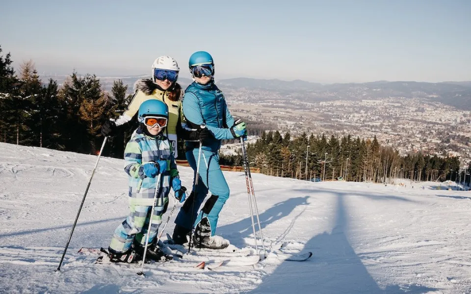 Leden na Ještědu? Nejlepší lyžovačka v širokém okolí, poloprázdné sjezdovky a celodenní skipasy od 370 korun
