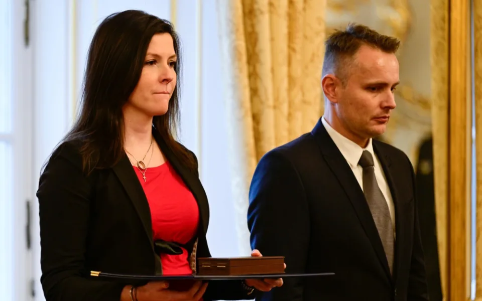 Vlevo je vdova po vyznamenaném Lenka Dvořáková, vpravo bratr vyznamenaného Bořivoj Dvořák.