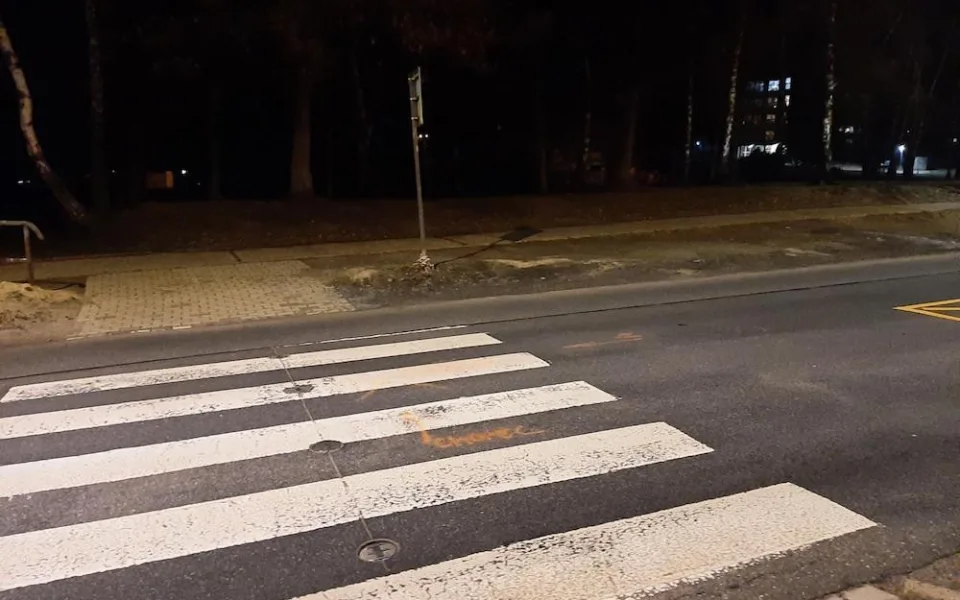 Řidič na přechodu srazil ženu. Ta musela do nemocnice