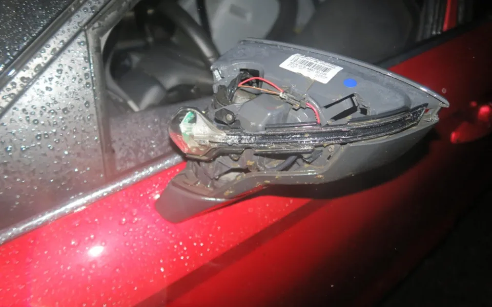 Při nehodě s mikrospánkem vznikla na autě škoda za sto tisíc korun. 