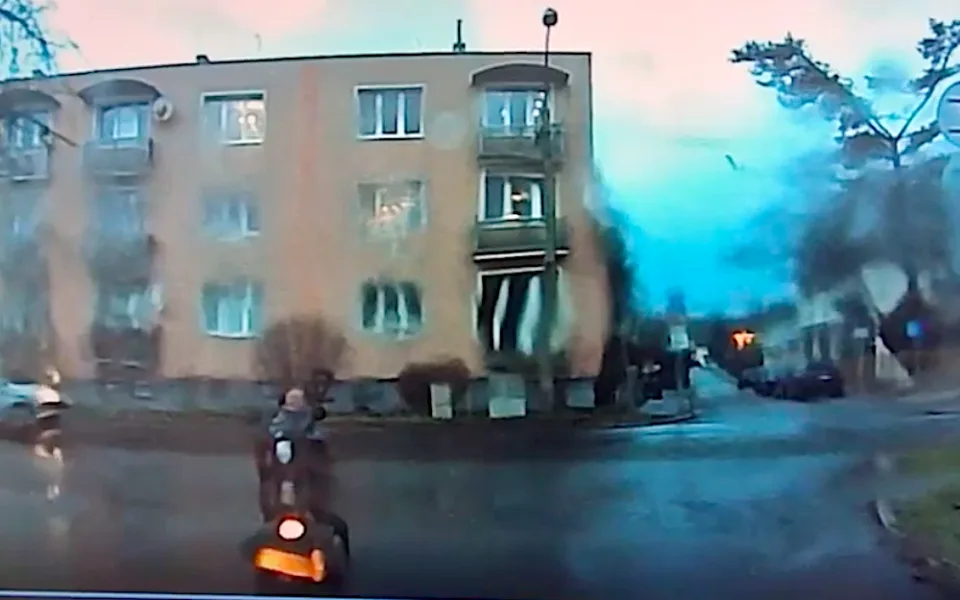 Eskorta s majáky pro ženu na vozíku. Ve městě byla druhý den, zabloudila