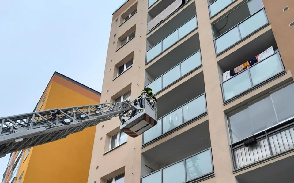 Rodiče uvězněné na balkoně pomohli až hasiči.