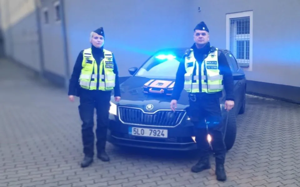 Policisté Iveta Švejkovská a Petru Kanči zachránili mladému muži život. 
