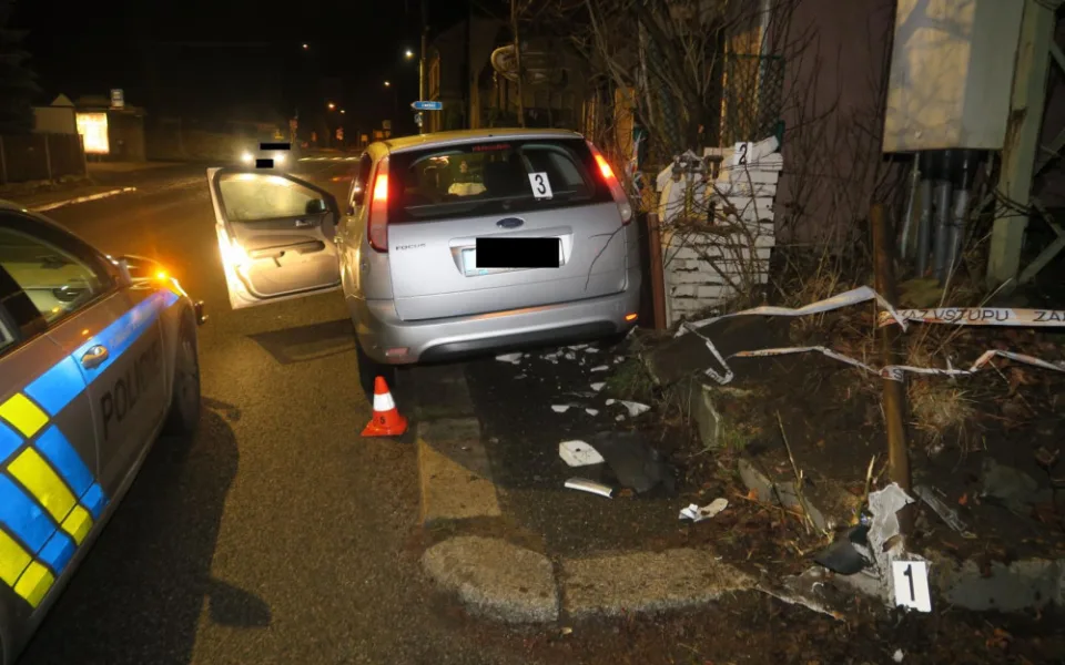 Před policisty ujížděl centrem Jablonce v kradeném autě. Honička skončila nárazem do plynové přípojky