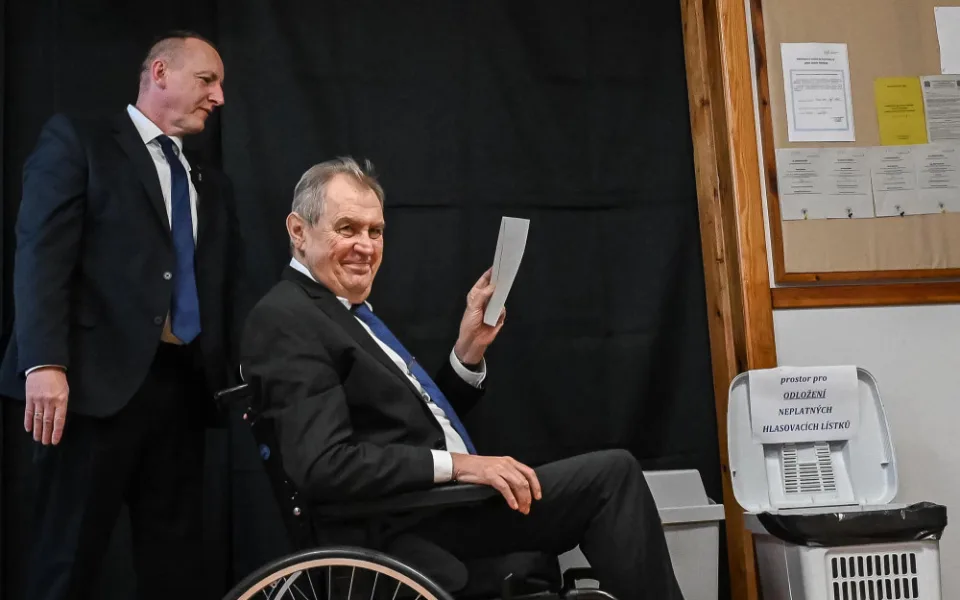 První den prezidentské volby je u konce. Svůj hlas odevzdala většina kandidátů i Zeman
