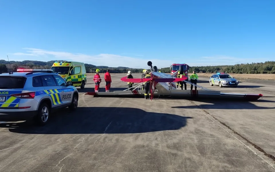 Na letišti Hradčany se převrátilo malé letadlo, pilot lehce zraněn