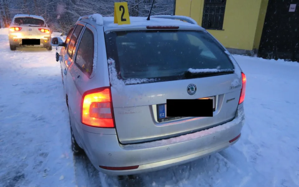 Srážka tří aut a sražená chodkyně. Řidič, který nehodu způsobil, ujel