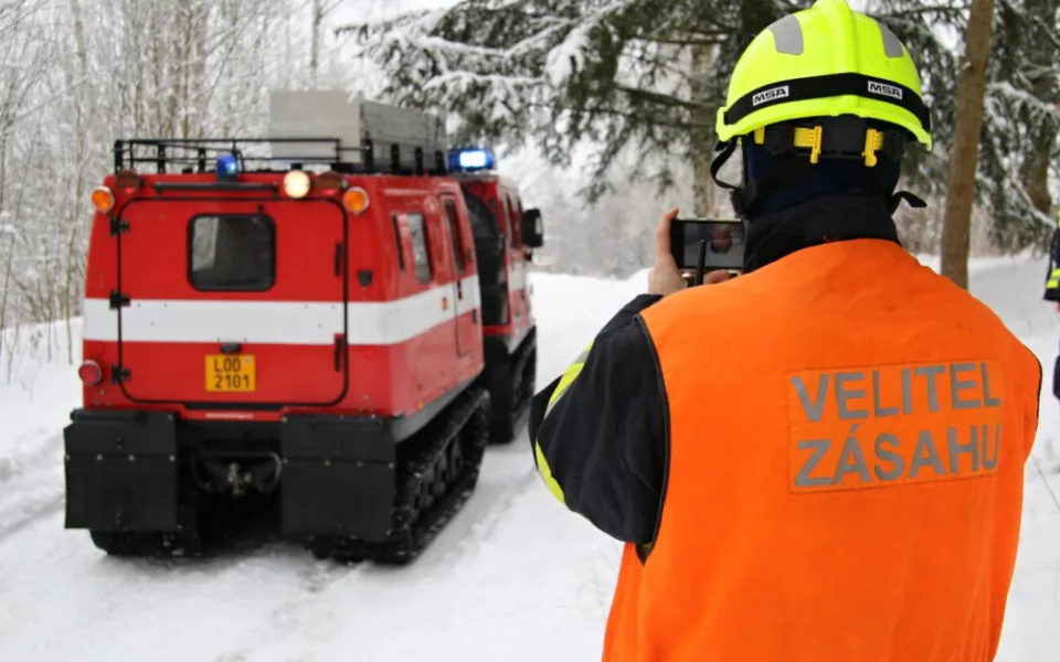 Hasičský obojživelník vytáhl vozy z hlubokého sněhu.
