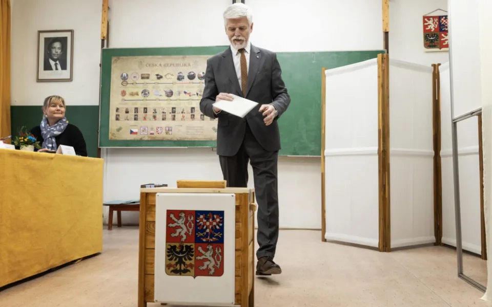 První volební den končí. Svůj hlas odevzdali Petr Pavel i Andrej Babiš