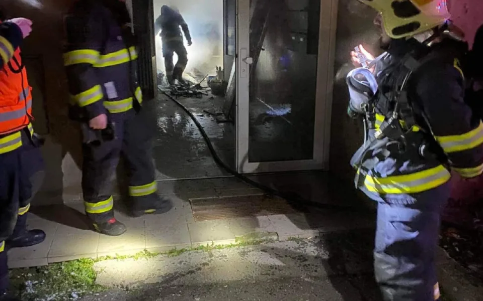 Na chodbě paneláku ve Frýdlantu hořely v noci odpadky. Jeden obyvatel domu skončil v nemocnici