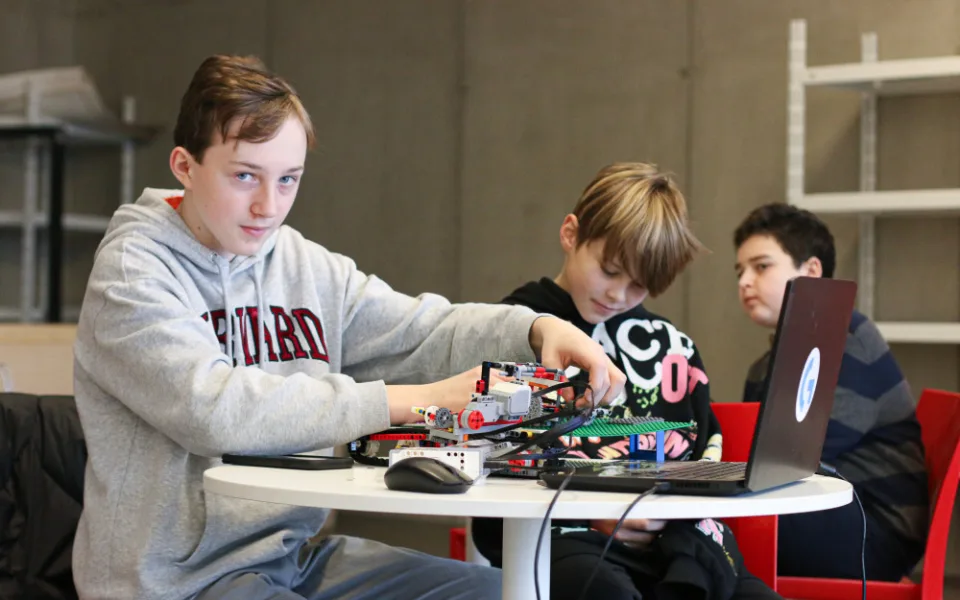 Mladí konstruktéři stavěli v soutěži roboty.