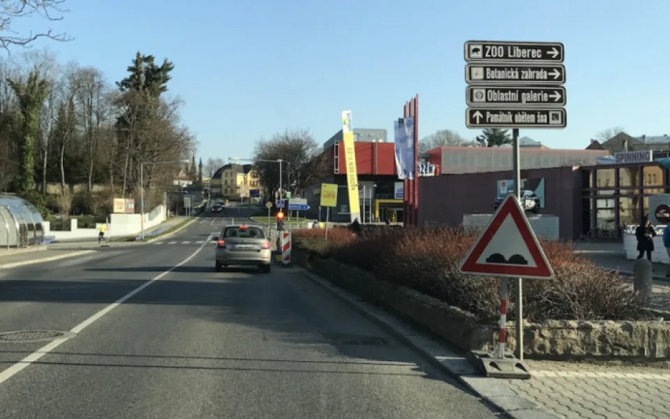 Řešit je potřeba i parkování u bazénu.
