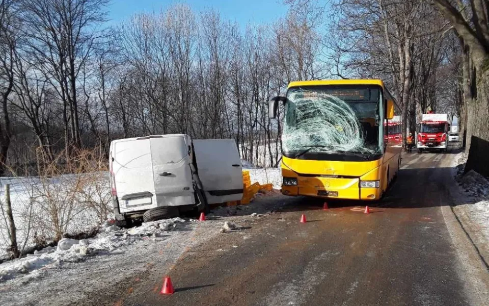 Nehoda autobusu a dodávky.