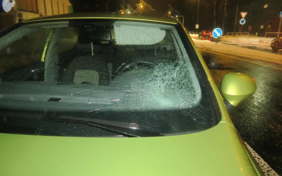 Mladá řidička přehlédla chodce na přechodu. Snižte rychlost, varuje policie