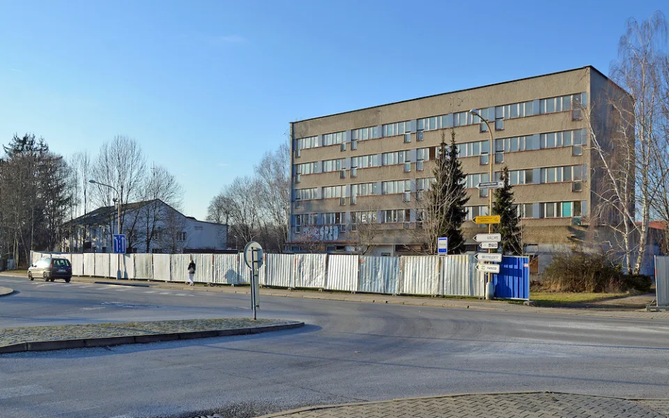 V Chrastavě slaví. Začala demolice vybydleného Kováku