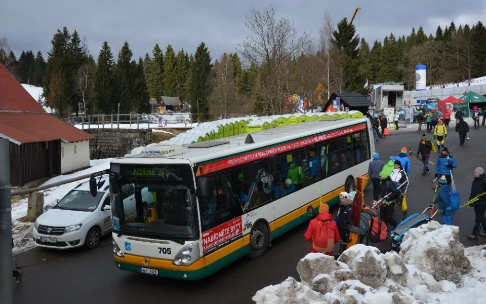 Rekordní kyvadlová doprava na Jizerské 50. Autobusy se za víkend otočily 193krát