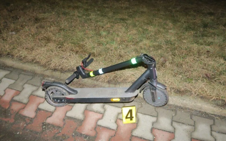 Na ranní směnu nedorazila. V půl šesté ráno vjela na elektrokoloběžce do výmolu a vážně se zranila