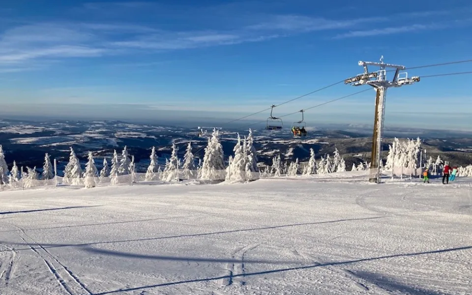 Skiareál Rokytnice nad Jizerou nabízí dlouhé, široké sjezdovky a pro děti Funpark 