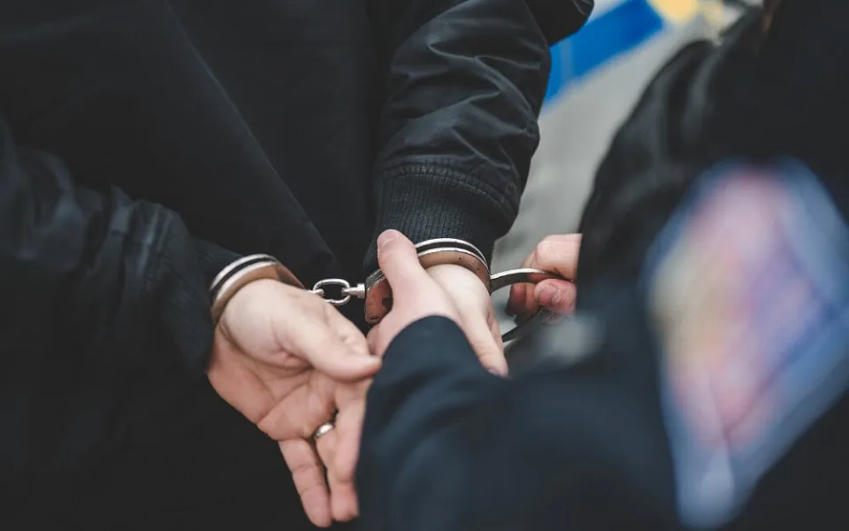 Agresor napadl mladého řidiče, protože s autem projel příliš blízko něj