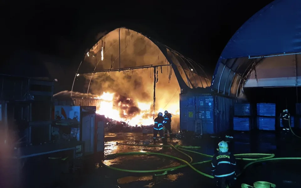 Hasiči ve Stráži pod Ralskem čtyři hodiny hasili požár skladové haly