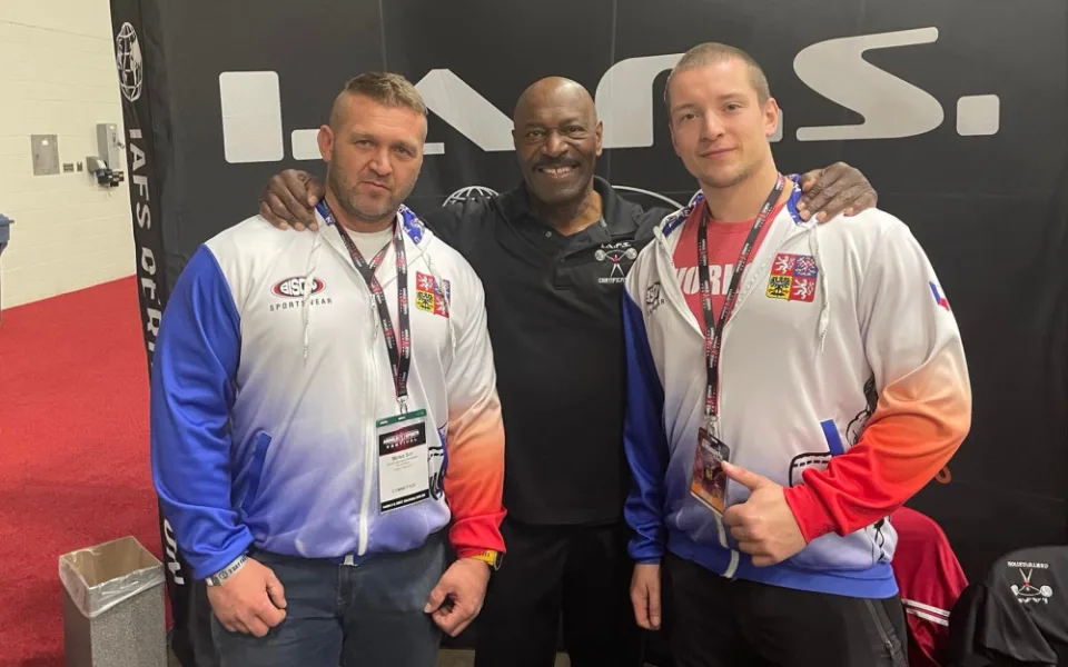 Jan Pipiš (vpravo) a Mirek Šín na loňském Arnold Sports Festivalu a osminásobný Mr. Olympie Lee Haney.