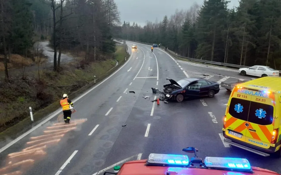 Srážka dvou aut u Rádla. Jeden člověk skončil v nemocnici