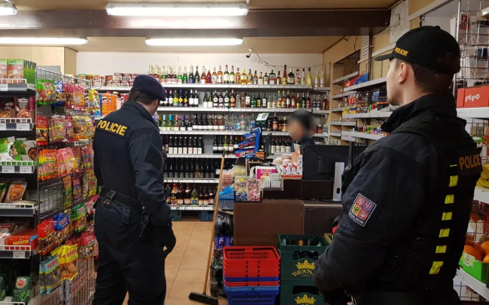 Policisté kontrolovali večerky. Zajímal je nelegální pobyt a zaměstnávání cizinců