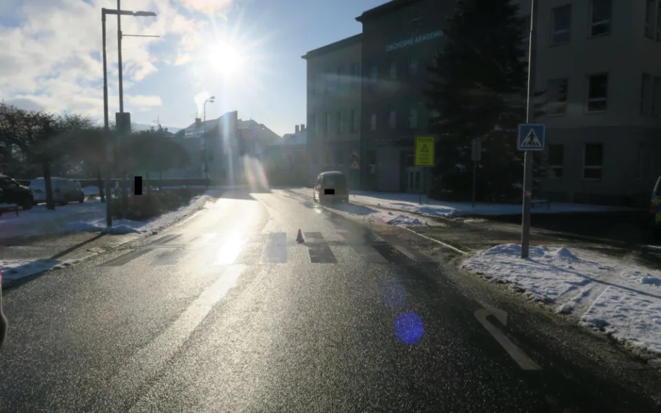 Sluncem oslněný řidič porazil mladíka na přechodu v centru Jablonce