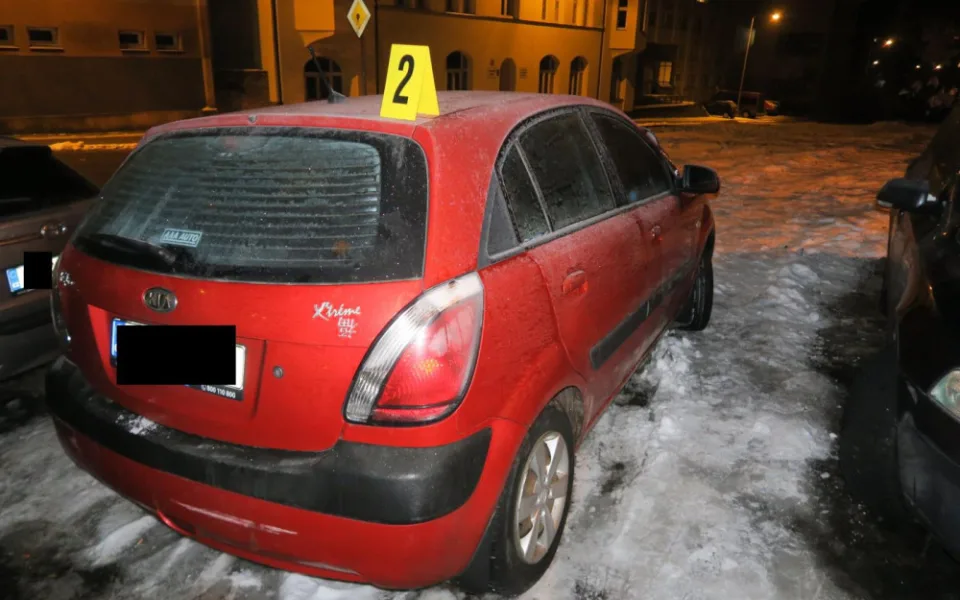 Nabourané auto na parkovišti v Liberecké ulici v Jablonci.