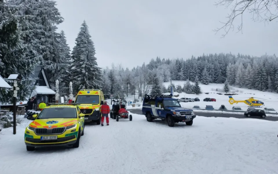 Spolupráce horské služby a záchranné služby v Jizerkách.