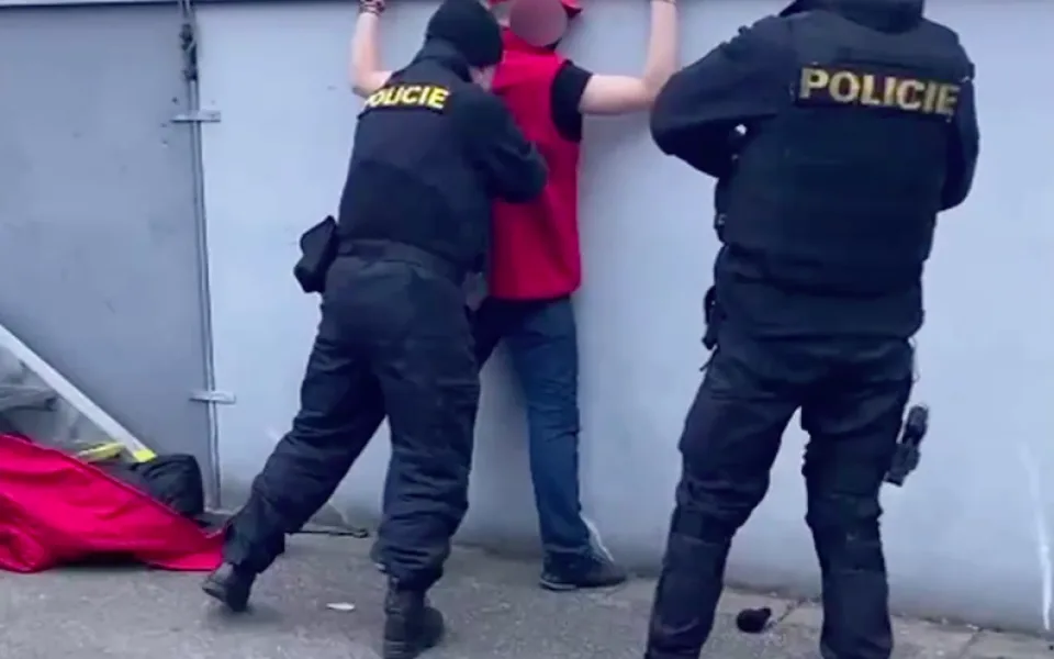 Vloupal se do obchodu, jenže tam usnul. Ráno chtěl zloděj zmizet v zaměstnanecké uniformě