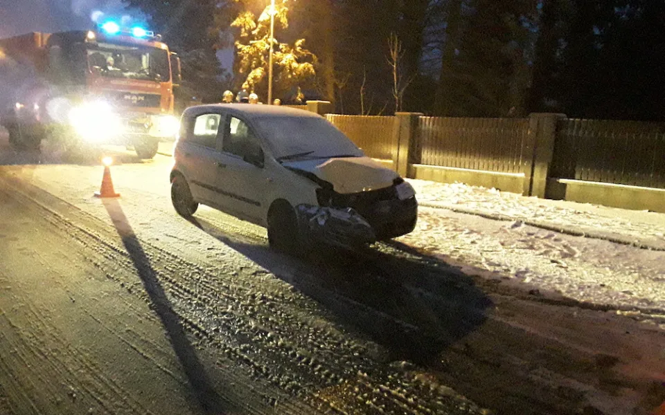 Silnice v Libereckém kraji jsou s opatrností sjízdné, dopravu zkomplikoval nový sníh a silný vítr